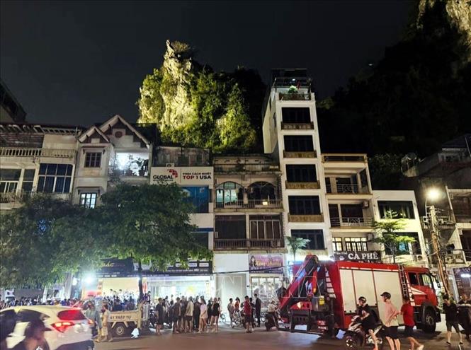 Lực lượng chức năng tổ chức công tác cứu nạn, cứu hộ. Ảnh: TTXVN phát