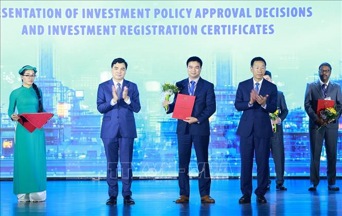 Lãnh đạo tỉnh Thanh Hoá trao quyết định chủ trương đầu tư và chứng nhận đăng ký đầu tư cho các doanh nghiệp. Ảnh: Dương Giang-TTXVN 
