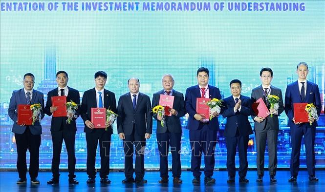 Lãnh đạo tỉnh Thanh Hoá trao biên bản ghi nhớ đầu tư cho các doanh nghiệp. Ảnh: Dương Giang - TTXVN 
