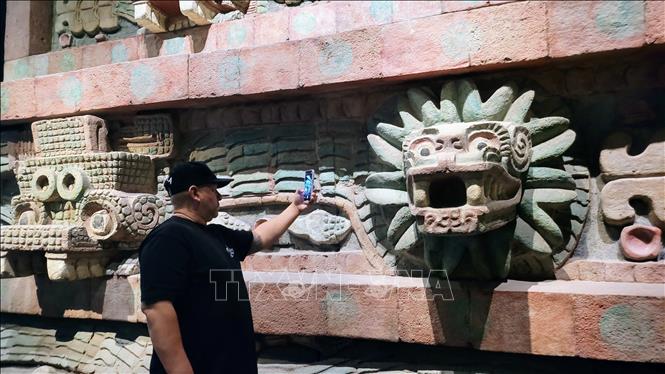 Khách tham quan Bảo tàng Nhân chủng học Quốc gia Mexico (Museo Nacional de Antropología). Ảnh: Phi Hùng - PV TTXVN tại Mexico