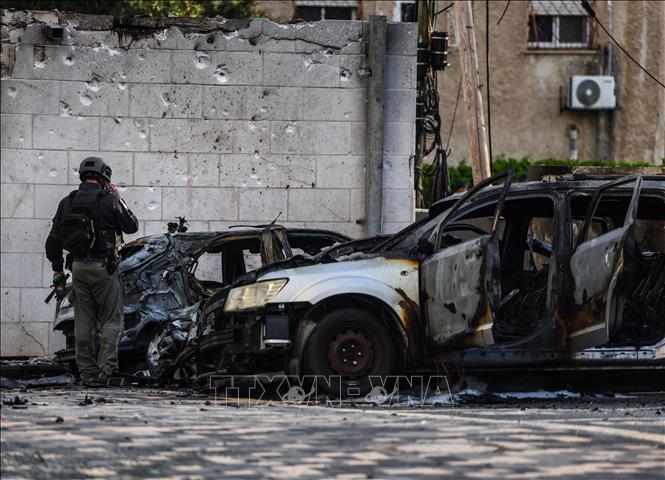 Một khu vực bị trúng tên lửa tại Nahariya, Israel. Ảnh: THX/TTXVN
