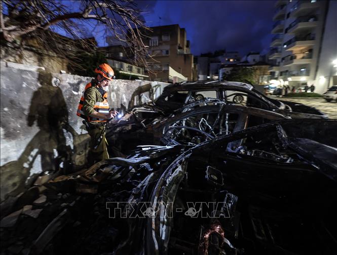 Một khu vực bị trúng tên lửa tại Nahariya, Israel. Ảnh: THX/TTXVN