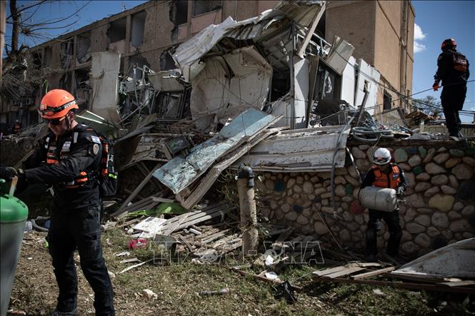 Một khu vực bị trúng tên lửa tại Dimona, Israel. Ảnh: THX/TTXVN