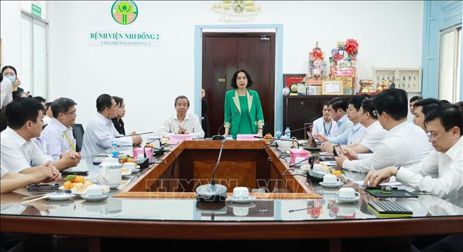 Thứ trưởng Bộ Y tế Nguyễn Thị Liên Hương làm việc về công tác thu dung, điều trị tay chân miệng tại Bệnh viện Nhi đồng 2. Ảnh: Đinh Hằng - TTXVN