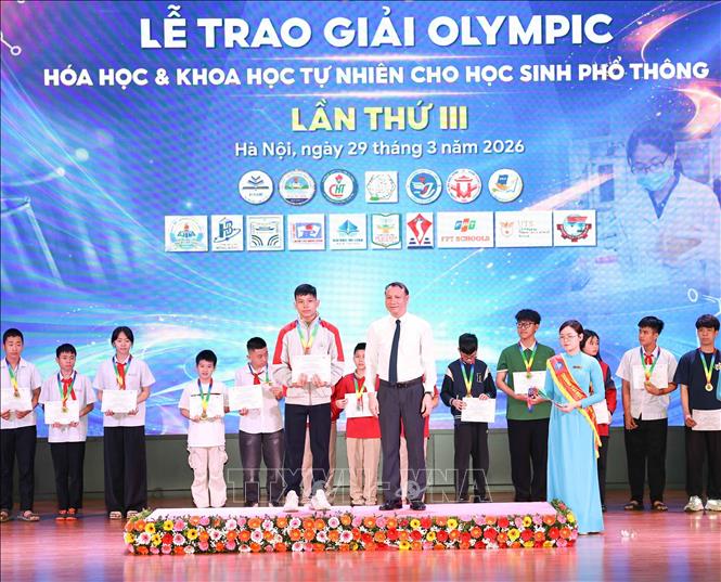 PGS.TS Nguyễn Đức Sơn – Hiệu trưởng Trường Đại học Sư phạm Hà Nội trao huy chương Vàng cho học sinh đạt giải. Ảnh: Thanh Tùng - TTXVN 