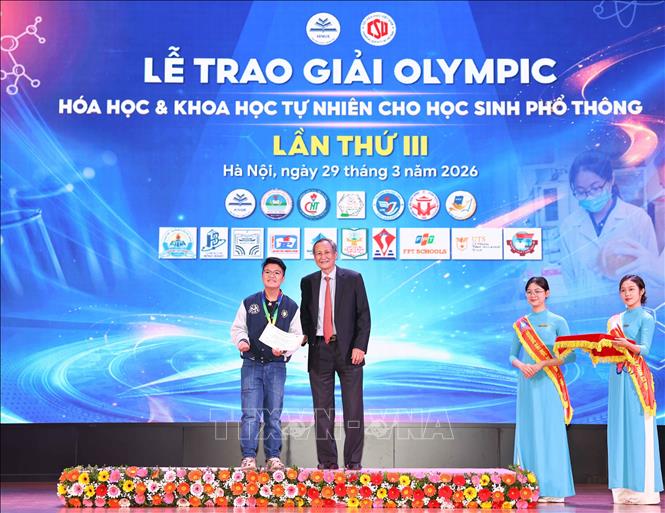 TS. Đỗ Duy Phi – Chủ tịch Hội Hoá học Việt Nam trao huy chương Vàng cho học sinh đạt giải. Ảnh: Thanh Tùng - TTXVN