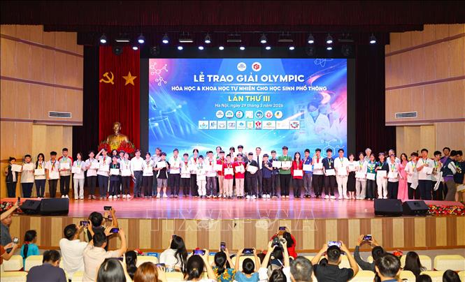 Trao giải cho các học sinh đạt giải Kỳ thi Olympic Hóa học và Khoa học Tự nhiên dành cho học sinh phổ thông. Ảnh: Thanh Tùng - TTXVN 