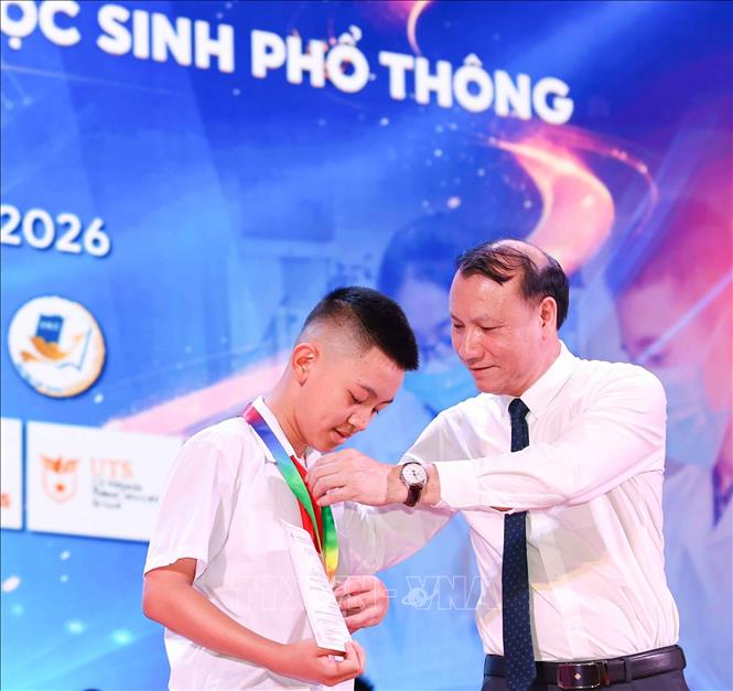 PGS.TS Nguyễn Đức Sơn – Hiệu trưởng Trường Đại học Sư phạm Hà Nội trao huy chương Vàng cho học sinh đạt giải. Ảnh: Thanh Tùng - TTXVN 