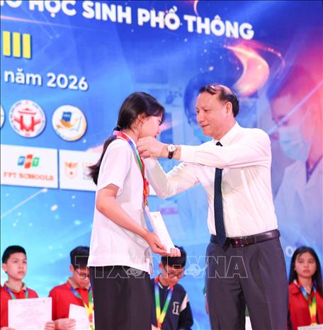 PGS.TS Nguyễn Đức Sơn – Hiệu trưởng Trường Đại học Sư phạm Hà Nội trao huy chương Vàng cho học sinh đạt giải. Ảnh: Thanh Tùng - TTXVN 