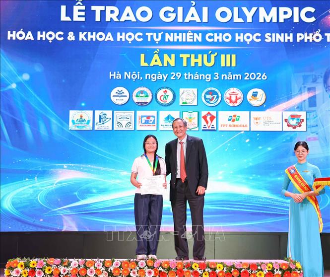 TS. Đỗ Duy Phi – Chủ tịch Hội Hoá học Việt Nam trao huy chương Vàng cho học sinh đạt giải. Ảnh: Thanh Tùng - TTXVN