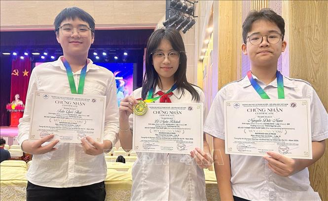 Ba học sinh lớp 8M, Trường THCS Ngô Sĩ Liên (phường Cửa Nam, Hà Nội) cùng nhận huy chương Vàng của kỳ thi. Ảnh: Thanh Tùng - TTXVN