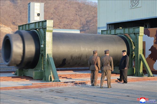 Nhà lãnh đạo Triều Tiên Kim Jong Un giám sát cuộc thử nghiệm động cơ phản lực trên mặt đất, dùng nhiên liệu rắn lực đẩy cao, với vật liệu sợi carbon tổng hợp. Ảnh: KCNA/TTXVN