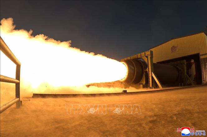 Cuộc thử nghiệm động cơ phản lực trên mặt đất, dùng nhiên liệu rắn lực đẩy cao, với vật liệu sợi carbon tổng hợp của Triều Tiên. Ảnh: KCNA/TTXVN