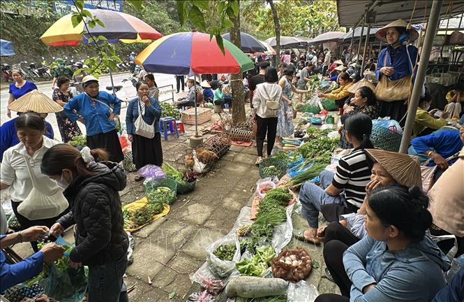 Vào chủ nhật hàng tuần, chợ phiên Phương Độ (Hà Giang 1, Tuyên Quang) lại nhộn nhịp và mang đậm hồn quê. Ảnh: Đức Thọ - TTXVN