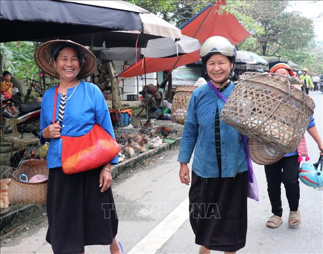 Bà con người dân tộc đi chợ phiên Phương Độ (Hà Giang 1, Tuyên Quang). Ảnh: Đức Thọ - TTXVN