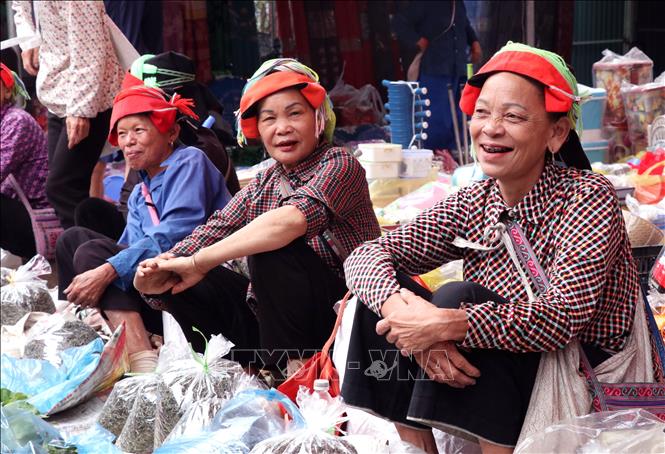 Tại những dãy bán sản vật đồng quê không khí luôn vui tươi và nhộn nhịp và mang đậm hồn quê. Ảnh: Đức Thọ - TTXVN. 