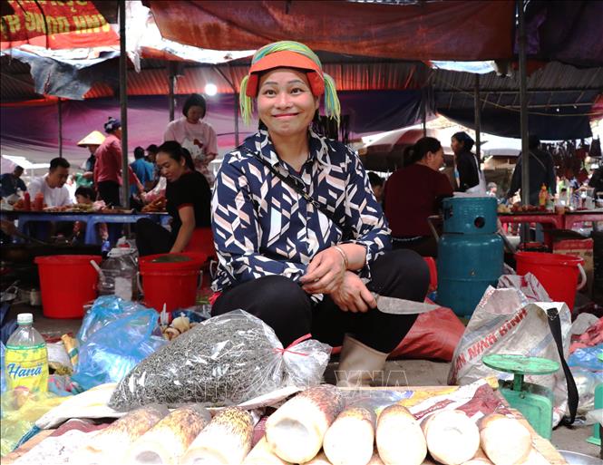 Vào chủ nhật hàng tuần, chợ phiên Phương Độ (Hà Giang 1, Tuyên Quang) lại nhộn nhịp và mang đậm hồn quê. Ảnh: Đức Thọ - TTXVN 
