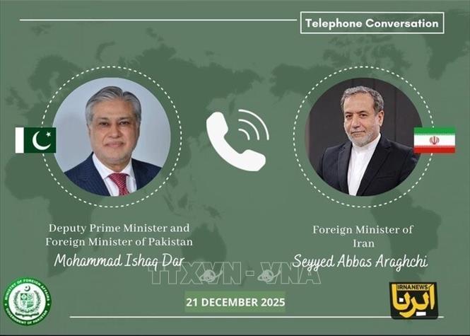Phó Thủ tướng kiêm Ngoại trưởng Pakistan Ishaq Dar và Ngoại trưởng Iran Abbas Araghchi. Ảnh: IRNA/TTXVN