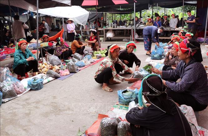 Vào chủ nhật hàng tuần, chợ phiên Phương Độ (Hà Giang 1, Tuyên Quang) lại nhộn nhịp và mang đậm hồn quê. Ảnh: Đức Thọ - TTXVN