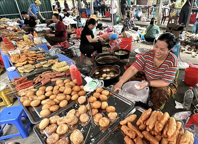 Nhiều loại đồ ăn đặc trưng của địa phương được bày bán ở phiên chợ Phương Độ. Ảnh: Đức Thọ - TTXVN 