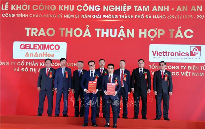 Chủ đầu tư trao thỏa thuận hợp tác với các đối tác tại lễ khởi công khu công nghiệp Tam Anh- An An Hòa thành phố Đà Nẵng. Ảnh Trần Tĩnh - TTXVN