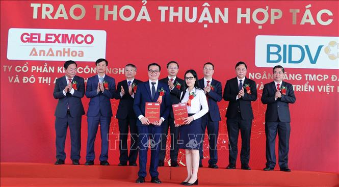 Chủ đầu tư trao thỏa thuận hợp tác với các đối tác tại lễ khởi công khu công nghiệp Tam Anh- An An Hòa thành phố Đà Nẵng. Ảnh Trần Tĩnh - TTXVN