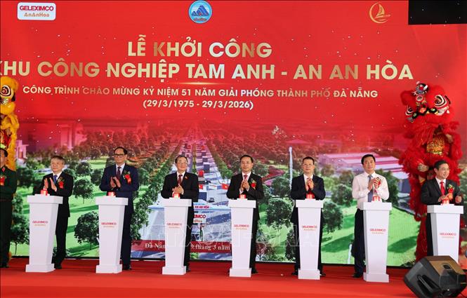 Các đại biểu thực hiện nghi thức khởi công Khu công nghiệp Tam Anh - An An Hòa, thành phố Đà Nẵng. Ảnh Trần Tĩnh - TTXVN