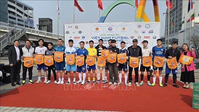 Đại diện 16 đội bóng nhận cờ luân lưu và chụp ảnh lưu niệm. Ảnh: Đức Thắng - PV TTXVN tại Hàn Quốc