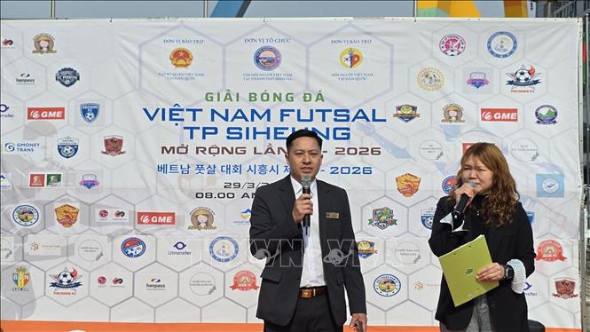 Ông Lê Văn Huy, Chủ tịch Chi hội người Việt Nam tại Thành phố Siheung, tuyên bố khai mặc giải. Ảnh: Đức Thắng - PV TTXVN tại Hàn Quốc