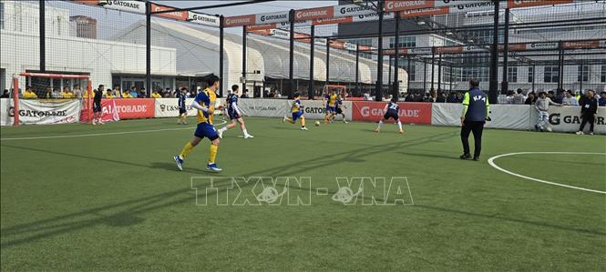 Một pha bóng trên sân giữa hai đội futsal Xứ Nghệ Korea FC và Quang Tráng FC. Ảnh: Đức Thắng - PV TTXVN tại Hàn Quốc