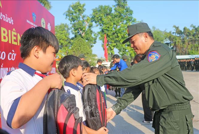 Tặng quà cho các em học sinh có hoàn cảnh khó khăn vươn lên trong học tập trên địa bàn xã Bình Hoà, tỉnh An Giang. Ảnh: Công Mạo-TTXVN