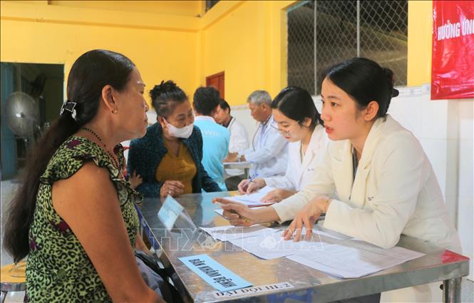 Các y bác sĩ Trường Cao đẳng Y tế Cần Thơ và các đơn vị đồng hành  khám, tư vấn sức khoẻ miễn phí người dân có hoàn cảnh khó khăn trên địa bàn xã Bình Hoà, tỉnh An Giang. Ảnh: Công Mạo-TTXVN