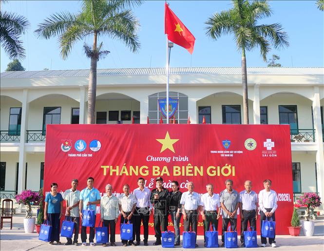 Tặng quà cho các gia đình chính sách, gia đình có hoàn cảnh khó khăn trên địa bàn xã Bình Hoà, tỉnh An Giang. Ảnh: Công Mạo-TTXVN