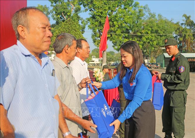 Chị Lư Thị Ngọc Anh, Uỷ viên Ban Thường vụ Trung ương Đoàn, Thành uỷ viên, Phó Chủ tịch Uỷ ban Mặt trận Tổ quốc Việt Nam Thành phố Cần Thơ, Bí thư Thành Đoàn Cần Thơ tặng quà cho các gia đình chính sách, gia đình có hoàn cảnh khó khăn trên địa bàn xã Bình Hoà, tỉnh An Giang. Ảnh: Công Mạo-TTXVN