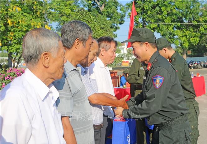 Tặng quà cho các gia đình chính sách, gia đình có hoàn cảnh khó khăn trên địa bàn xã Bình Hoà, tỉnh An Giang. Ảnh: Công Mạo-TTXVN