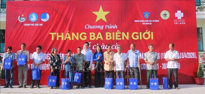 Tặng quà cho các gia đình chính sách, gia đình có hoàn cảnh khó khăn trên địa bàn xã Bình Hoà, tỉnh An Giang. Ảnh: Công Mạo-TTXVN