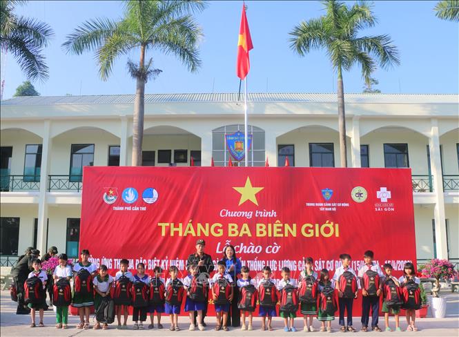 Tặng quà cho các em học sinh có hoàn cảnh khó khăn vươn lên trong học tập trên địa bàn xã Bình Hoà, tỉnh An Giang. Ảnh: Công Mạo-TTXVN