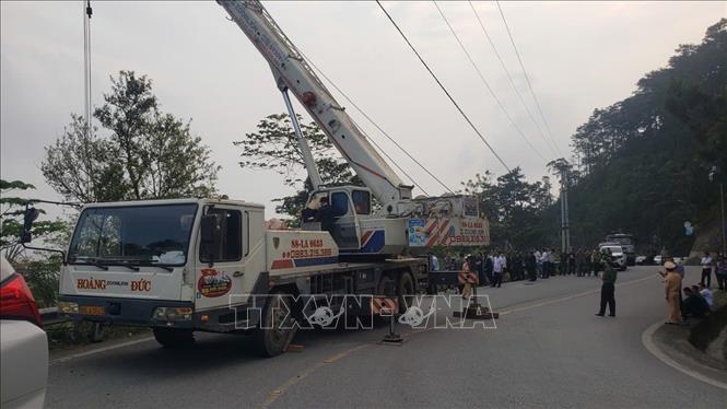 Xe chuyên dụng  được huy động để kéo chiếc xe bị nạn tại xã Tam Đảo. Ảnh: Hoàng Hùng -TTXVN