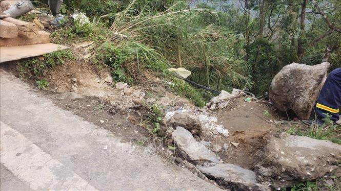 Vị trí xe ô tô lao xuống vực Tam Đảo tại km số 21 . Ảnh: Hoàng Hùng -TTXVN