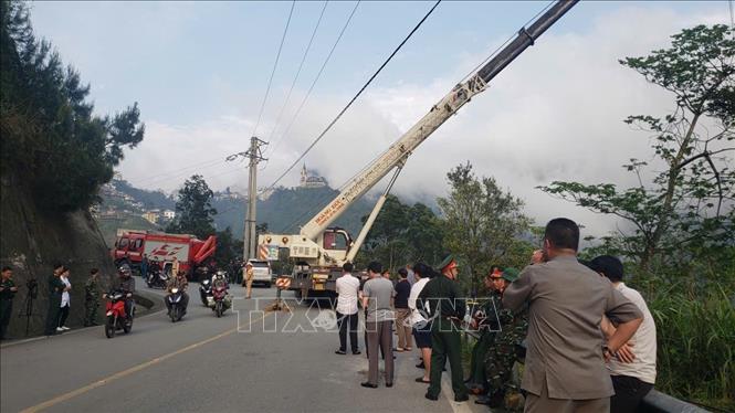 Xe chuyên dụng  được huy động để kéo chiếc xe bị nạn tại xã Tam Đảo. Ảnh: Hoàng Hùng -TTXVN