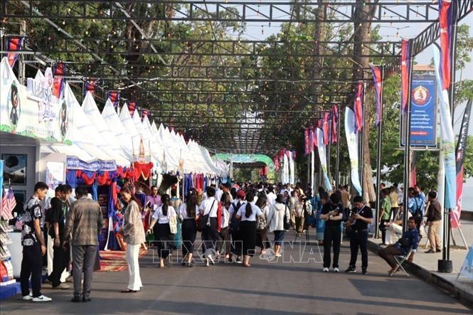 Lễ hội Sông nước lần thứ 10 diễn ra tại tỉnh Kratie ở Đông Bắc Campuchia, trên tuyến phố dọc bờ sông Mekong, thu hút đông đảo du khách trong nước và quốc tế. Ảnh: Quang Anh – PV TTXVN tại Campuchia. 