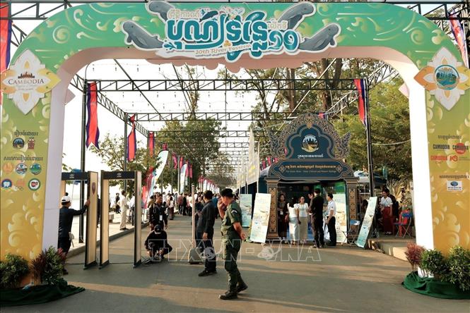 Lễ hội Sông nước lần thứ 10 diễn ra tại tỉnh Kratie ở Đông Bắc Campuchia, trên tuyến phố dọc bờ sông Mekong, thu hút đông đảo du khách trong nước và quốc tế. Ảnh: Quang Anh – PV TTXVN tại Campuchia. 