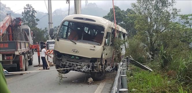 Chiếc xe tai nạn được đưa lên khỏi hiện trường. Ảnh: Hoàng Hùng -TTXVN