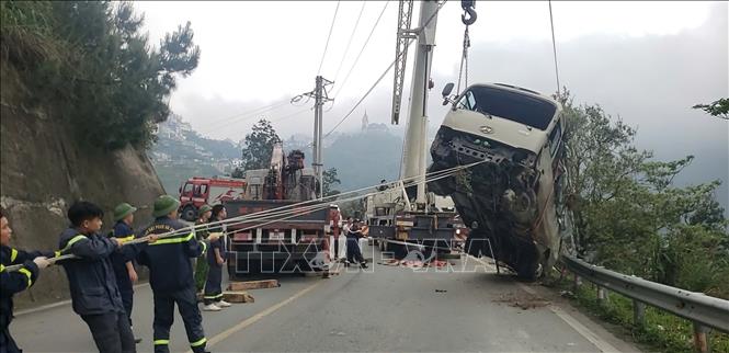 Chiếc xe tai nạn được đưa lên khỏi hiện trường. Ảnh: Hoàng Hùng -TTXVN