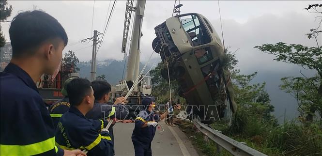 Chiếc xe tai nạn được đưa lên khỏi vực. Ảnh: Hoàng Hùng -TTXVN