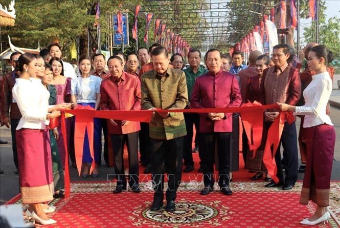 Phó Thủ tướng Campuchia Neth Savoeun cắt băng khai mạc không gian triển lãm, trưng bày giới thiệu sản phẩm địa phương, trong khuôn khổ Lễ hội Sông nước lần thứ 10 tại tỉnh Kratie ở Đông Bắc Campuchia. Ảnh: AKP/TTXVN phát