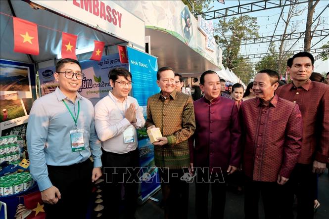Phó Thủ tướng Chính phủ Hoàng gia Campuchia Neth Savoeun thăm gian hàng Việt Nam tại Lễ hội Sông nước lần thứ 10. Ảnh: Quang Anh – PV TTXVN tại Campuchia