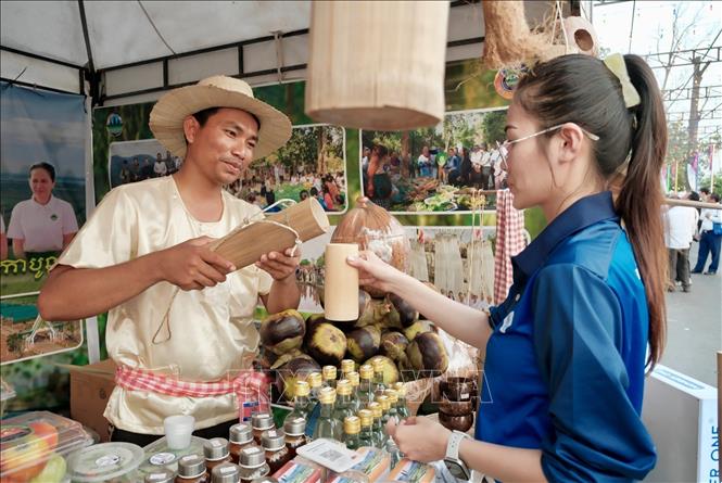 Đến với Lễ hội Sông nước lần thứ 10 tại tỉnh Kratie, du khách có dịp hòa mình với không gian lễ hội bên dòng sông Mekong thơ mộng, trải nghiệm sự đa dạng sinh học độc đáo và lối sống truyền thống của cộng đồng các dân tộc vùng Đông Bắc Campuchia. Ảnh: Quang Anh – PV TTXVN tại Campuchia