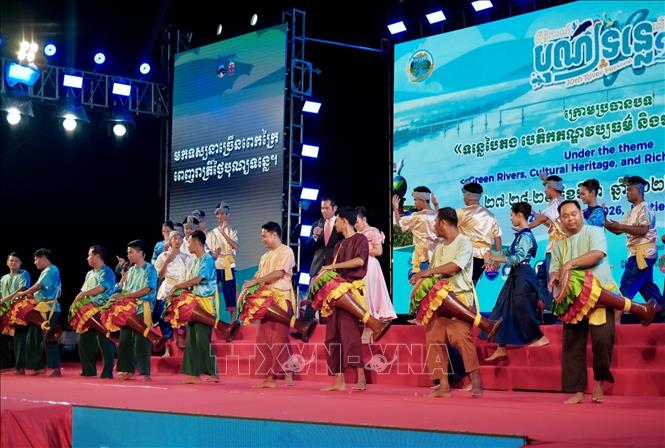 Chương trình biễu diễn nghệ thuật đậm đà bản sắc văn hóa truyền thống của Campuchia tại Lễ hội Sông nước lần thứ 10. Ảnh: Quang Anh – PV TTXVN tại Campuchia