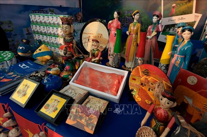 Gian hàng của Đại sứ quán Việt Nam tại Campuchia tham gia Lễ hội Sông nước lần thứ 10 ở tỉnh Kratie, giới thiệu với công chúng hình ảnh đất nước, nét đẹp văn hóa và đặc sản vùng miền đậm đà bản sắc dân tộc. Ảnh: Quang Anh – PV TTXVN tại Campuchia